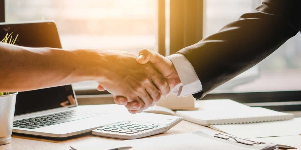 Financial expert helping woman during her divorce
