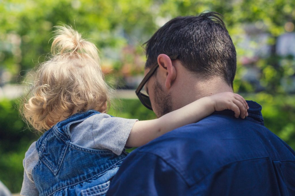Man visiting his daughter during the corona virus