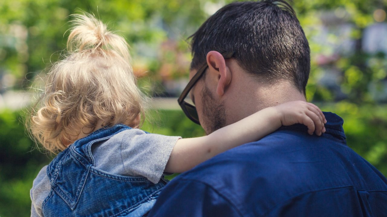 Man visiting his daughter during the corona virus