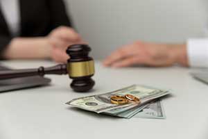Couple going through a divorce and paying alimony in Maryland
