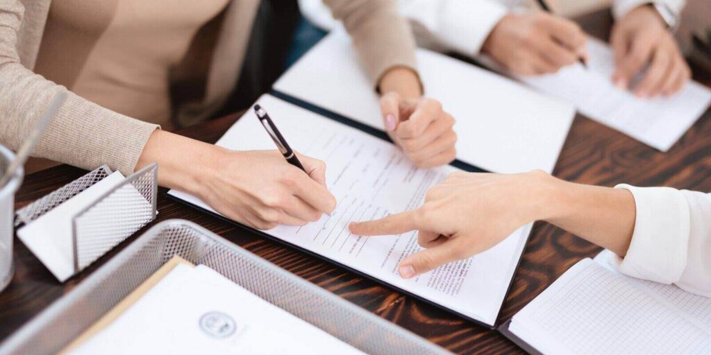 couple went to a lawyer to conclude an agreement on the divorce