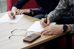 couple signing divorce agreement