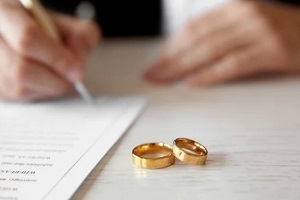 signing divorce agreement