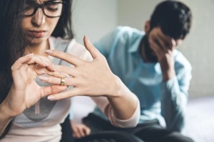 women taking out her wedding ring and divorcing a narcissist